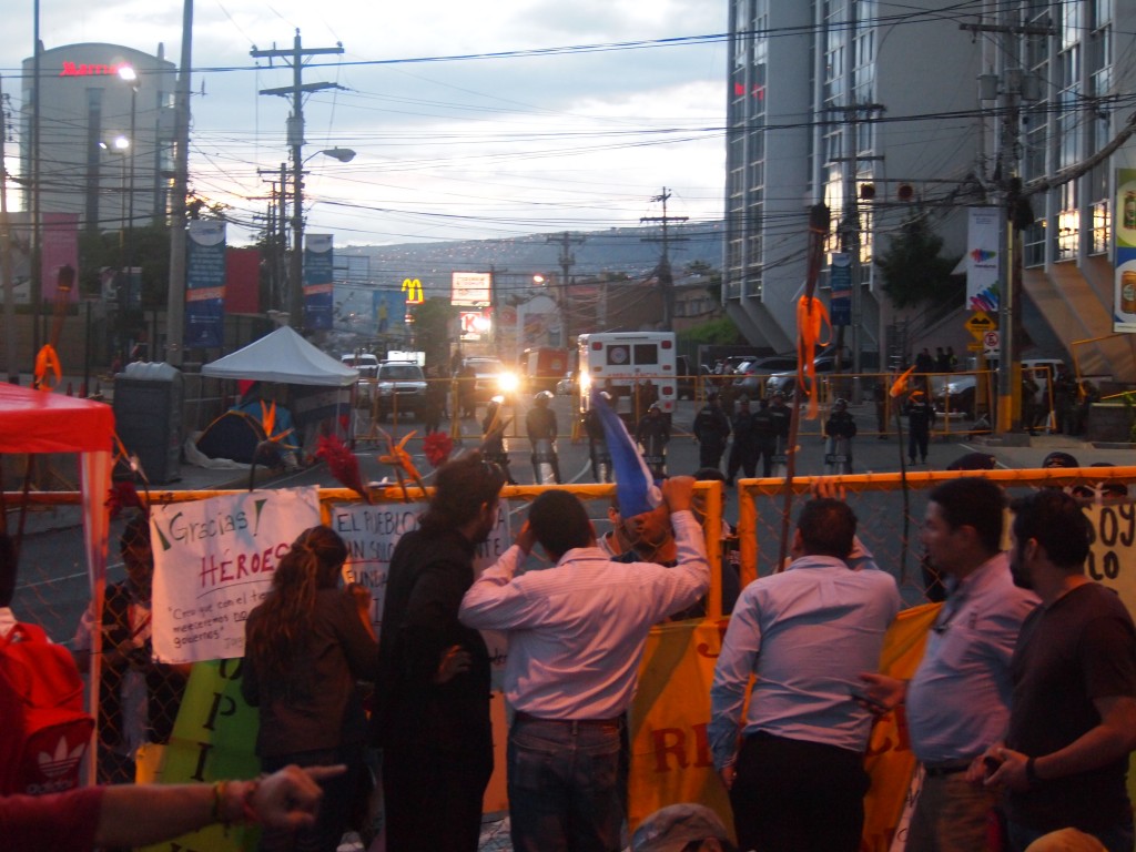 Night starts to fall on the police cordon, hunger strikers and Antorchas, waiting for tomorrow's mass mobilisation